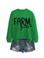 Dettaglio in piano di una felpa verde Farm Girl e pantaloncini di jeans strappati - S / Verde Erba (Font Nero)