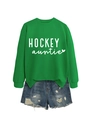 Detail von grünem Hockey Auntie Sweatshirt mit Herzprint und Distressed Denim Shorts - S / Grasgrünes Sweatshirt (Weiße Schrift)