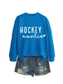 Détail du sweat Hockey Auntie bleu avec short en jean vieilli sur fond blanc épuré - Sweat-shirt Bleu Lac (Police Blanche)