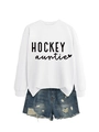 Détail du sweat blanc Hockey Auntie associé à un short en jean bleu délavé et usé - Sweat-shirt Blanc (Police Noire)