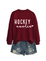 Détail du sweat-shirt bordeaux Hockey Auntie avec un short en jean délavé et usé - Sweat-shirt Bordeaux (Police Blanche)