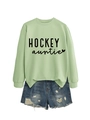 Vue détaillée du sweat Hockey Auntie vert clair avec motif cœur et short en jean - Sweat-shirt Vert Olive (Police Noire)