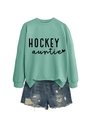 Détail du sweat Hockey Auntie vert clair avec un short en jean bleu délavé usé - Sweat-shirt Vert Clair (Police Noire)