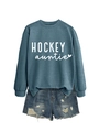 Détail du sweat bleu Hockey Auntie avec imprimé cœur et short en jean vieilli - Sweat-shirt Bleu (Police Blanche)