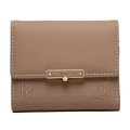Vista detallada de la cartera de cuero PU de tres pliegues con bordados y hebilla floral - café