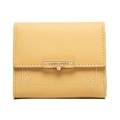 Detalle de cartera amarilla de tres pliegues con bordado floral y hebilla de metal - Amarillo