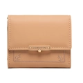 Detalle de cartera de cuero PU rosa con bordado floral y placa metálica de marca - Rosa Anaranjado