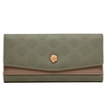Détail du motif camélia gaufré et du fermoir rose doré sur un portefeuille vert - Vert