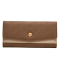 Détail du portefeuille long marron avec motifs floraux gaufrés et fermoir rose doré - café