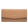 Detail der Kamelien-Prägung auf dem Kunstleder dieser Damen-Handtasche in Beige - Orangerosa