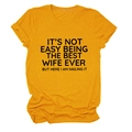 Dettaglio del girocollo e dei polsini arrotolati sulla t-shirt giallo zenzero - Taglia S / Top / Giallo Senape (Testo Nero)