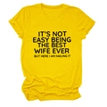 Dettaglio del girocollo e delle maniche arrotolate sulla T-shirt gialla in cotone - Taglia S / Top / Giallo (Font Nero)