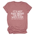 Dettaglio della t-shirt rosa polvere con scritta stampata e maniche risvoltate in stile casual - Taglia S / Top / Oro Rosa (Font Bianco)