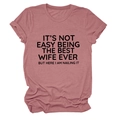 Dettaglio delle maniche risvoltate e scritta nera sulla t-shirt rosa cipria girocollo - Taglia S / Top / Oro Rosa (Carattere Nero)