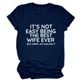 Dettaglio della stampa bianca di qualità su una t-shirt in cotone girocollo blu scuro - Taglia S / Top / Blu Navy (Font Bianco)