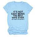 Dettaglio di una maglietta azzurra con lo slogan 'Best Wife Ever' stampato in nero - Taglia S / Top / Blu Chiaro (Carattere Nero)