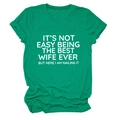 T-shirt verde in cotone a girocollo con scritta divertente per la migliore moglie - Taglia S / Top / Verde Scuro (Carattere Bianco)