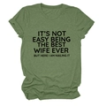 Dettaglio della scritta nera 'Best Wife Ever' stampata su una maglietta verde a girocollo - Taglia S / Top / Verde Oliva (Carattere Nero)