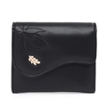Detalle de cartera negra de tres pliegues con bordado de hoja y dije de metal dorado - Negro