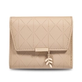 Portefeuille trifold beige matelassé avec pendentif feuille et barre en métal doré - Camel