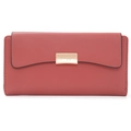 Détail du portefeuille en cuir rose poudré avec fermoir en métal doré gravé rectangulaire - Rouge