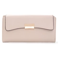 Vue détaillée du portefeuille long beige avec plaque dorée et finitions de couture - Abricot Beige
