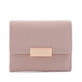 Detailansicht der rosa Kunstleder-Geldbörse mit geometrischer Naht und Goldverschluss - Kurze Dreifach gefaltete Brieftasche / Rosa