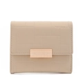 Detailansicht der beige Geldbörse mit Prettyzys Gravur und goldenem Metallverschluss - Kurze Dreifach gefaltete Brieftasche / Aprikose
