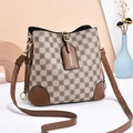 Bolso tipo cubo de cuadros beige y marrón con adornos de cuero y correa ajustable - Caqui