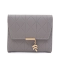 Portefeuille court gris à trois volets avec motif matelassé et pendentif feuille - Gris
