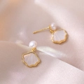 Boucles d'oreilles coquillages élégantes avec perles blanches sur soie champagne - Boucles d'oreilles en nacre et perles d'eau douce (E0094)
