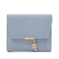 Petit portefeuille bleu clair pour femme avec motif matelassé et pendentif feuille - Bleu clair