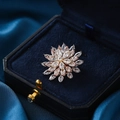Elegante spilla a fiore rotante in zircone oro rosa fissata su una scatola di velluto blu - Stile Zircone Oro Rosa (XX0146)