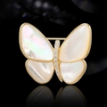Elegante spilla a farfalla con ali in madreperla naturale e dettagli in zirconi lucidi - Spilla Design a Farfalla (XX0038)