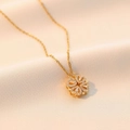 Verstellbare goldene Kleeblatt-Halskette mit Herz-Blütenblättern und Zirkonia-Steinen - Magnetischer faltbarer vierblättriger Kleeblatt-Stil (X0005) / Gold