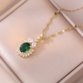 Elegante collana d'oro con pendente ovale in zircone verde smeraldo e cristalli bianchi - Oro