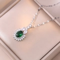 Collana elegante in argento con ciondolo in zircone verde smeraldo ovale e alone di cristalli - Smeraldo