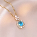 Collana dorata con ciondolo in zaffiro blu ovale e doppia fila di zirconi su seta - Blu