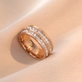 Nahaufnahme eines roségoldenen Rings mit zweireihigen Zirkonia auf Champagnerseide - US 6 / Doppelreihiger Sternenhimmel (J0020)
