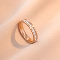 Roségoldener Ring mit rundum quadratischen Kristallen auf edlem Satinhintergrund - US 6 / Einreihiger Sternenhimmel (J0031)