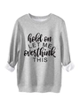 Détail de la doublure polaire épaisse et du poignet sur ce sweat gris à slogan - S / Gris clair