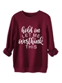 Détail du sweat-shirt en polaire bordeaux avec slogan blanc imprimé sur le tissu - S / Bordeaux