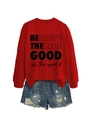Dettaglio felpa rossa con stampa 'Believe' e pantaloncini di jeans sfilacciati - S / Rosso Brillante (Carattere Nero)