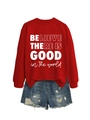 Vista dettagliata della felpa girocollo rossa con stampa bianca 'BELIEVE THERE IS GOOD' - S / Rosso Brillante (Carattere Bianco)