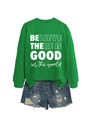 Felpa verde con scritta e pantaloncini in denim strappati per un look casual quotidiano - S / Verde Erba (Carattere Bianco)