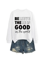 Sweatshirt blanc avec texte BELIEVE et short en jean vieilli posés à plat - Blanc (Police Noire)