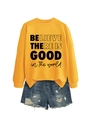 Détail du sweat-shirt jaune avec texte imprimé et short en jean assorti - Jaune (Police Noire)