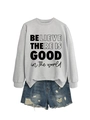 Détail du sweat gris clair avec texte imprimé et short en jean déchiré pour femmes - Gris (Police Noire)