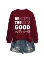 Détail du sweat-shirt bordeaux avec texte blanc et short en jean bleu délavé - Rouge Vin (Police Blanche)