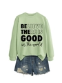 Détail de l'imprimé BELIEVE THERE IS GOOD sur sweat-shirt décontracté vert clair - Vert Olive (Police Noire)